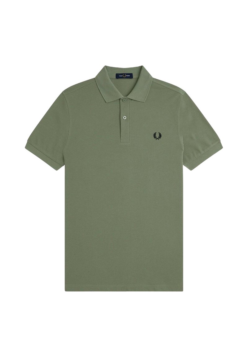 Polo shirt verde oliva in cotone con colletto classico, patta con tre bottoni e un piccolo logo nero sul lato sinistro del petto.