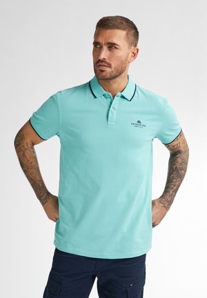 Turkis polo shirt lavet af bomuld, med en tre-knaps placket, kontrasterende sort krave og ærme accenter, samt et logo på venstre bryst.