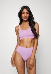adidas Sportswear SCOOPED BRALETTE REMOVABLE COOKIES - Corpete - bliss lilac