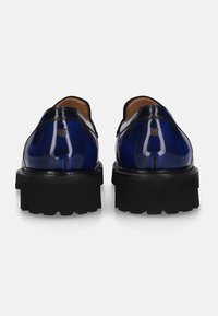 Scarpe in pelle verniciata blu con suola nera spessa; presentano un tacco arrotondato e un elegante dettaglio di cucitura lungo le cuciture.
