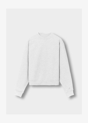 Vaaleanharmaa pitkähihainen miehusteesweatshirt, jossa on ribbikuvioiset hihansuut ja helma, aseteltuna tasaiseksi neutraalille taustalle.