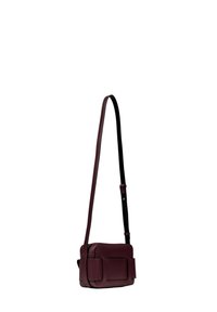 Borsa a tracolla in pelle bordeaux di forma rettangolare, con tracolla nera regolabile e due tasche frontali con una texture liscia.