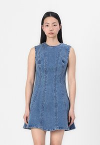 Denim A-lijn jurk met mouwloos ontwerp, ronde halslijn en zichtbare stiksels. Lichtblauwe kleur met een gladde textuur en een flared zoom.