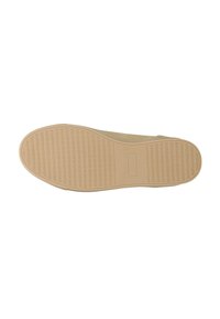 Suola di scarpa in gomma beige con una superficie testurizzata con motivi a onde e a punti. Include un dettaglio del logo rettangolare.