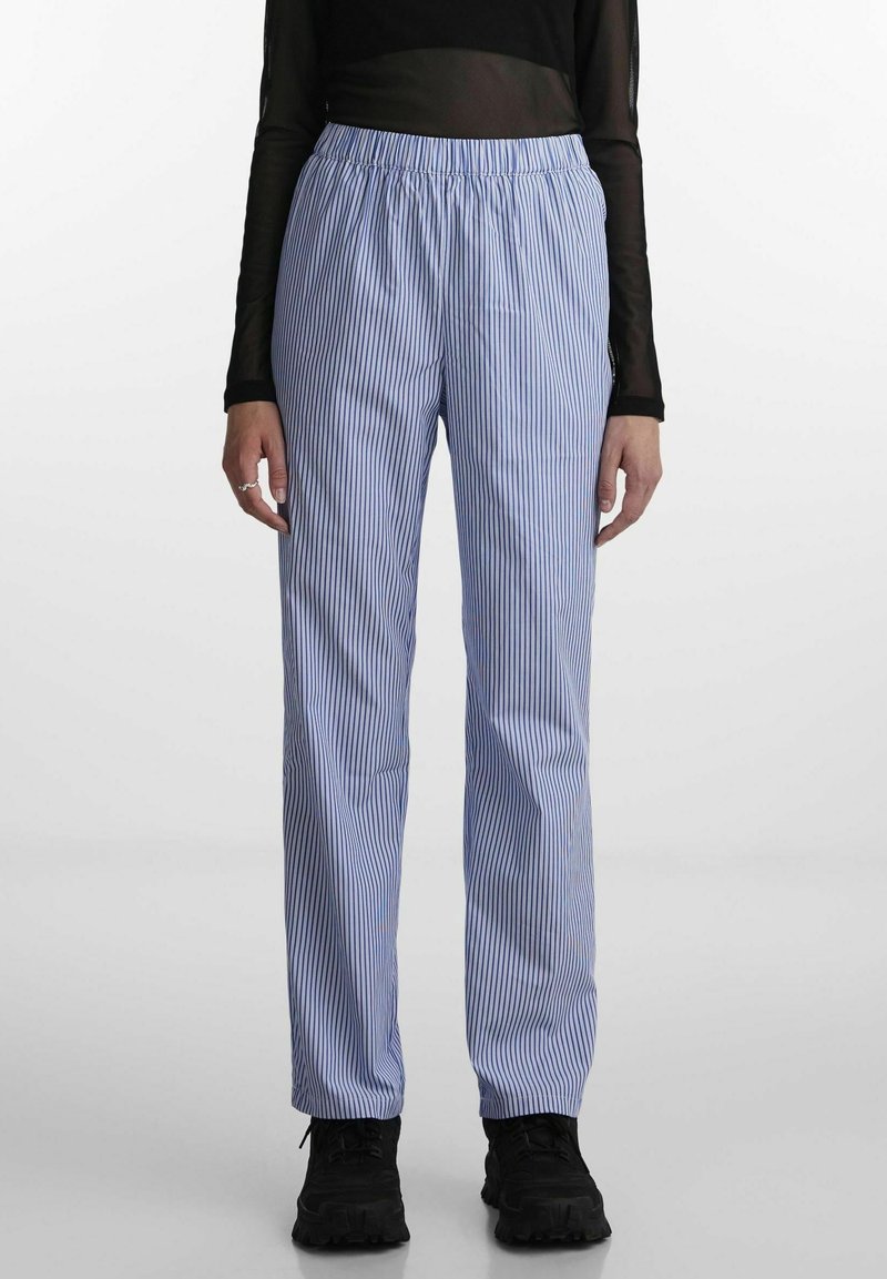 Pantalon à rayures bleues et blanches avec une taille élastique, fabriqué en tissu léger, présentant une coupe ample et un design à jambes droites.