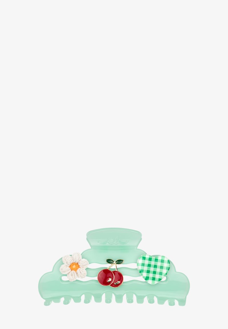 Pince à cheveux vert menthe décorée d'une fleur blanche, d'un charm cerise rouge et d'un cœur vichy vert sur fond blanc.