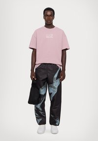 EA7 Emporio Armani UNISEX - Apdrukāts T-krekls - toadstool