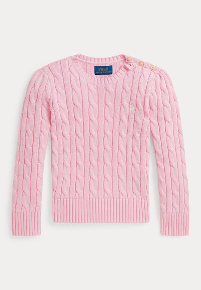 Pull en tricot rose avec un design en maille torsadée, des poignets et un ourlet côtelés, deux boutons sur l'épaule et un petit logo brodé.