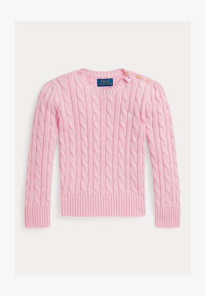 Pull en tricot rose avec un design en maille torsadée, des poignets et un ourlet côtelés, deux boutons sur l'épaule et un petit logo brodé.