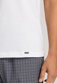 Hanro LIVING V 1/2 ARM - Jednoduché tričko - white