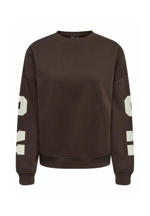 Mørkebrun sweatshirt med rund halsudskæring og lange ærmer, med store hvide blokbogstaver trykt lodret på begge ærmer.