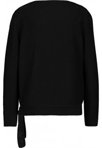 Suéter negro con textura acanalada. Presenta un diseño corto, mangas largas, un lazo en la cintura y acentos de punto abierto en los hombros.