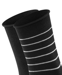 Sorte sokker med varierede tykke hvide striber, lavet af et tekstureret strikmateriale, med en ribbet topåbning for sikker pasform.