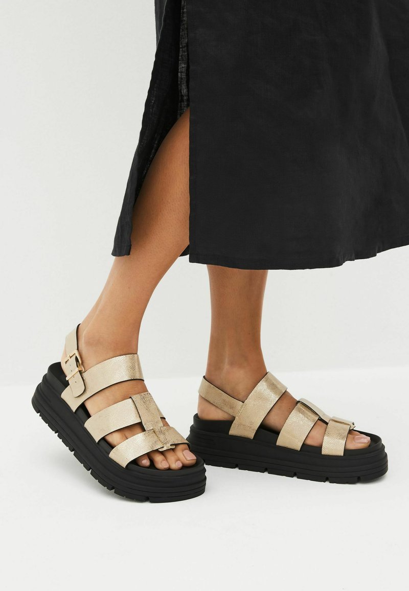 Next Sandaler m/ kilehæl - gold textured