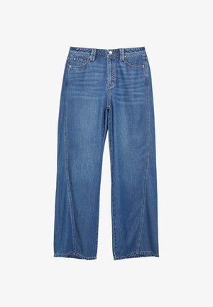 Jean bleu à jambes larges avec poches avant, passants pour ceinture et fermeture par bouton, posé à plat sur fond blanc.