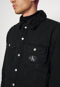Calvin Klein Jeans REGULAR JACKET - Casaco de ganga - denim medium