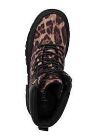 Stivaletti con lacci in stampa leopardata, suola in gomma nera, tomaia in tessuto testurizzato e collarino imbottito per il comfort, con una linguetta sul tallone.