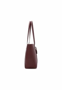 Burgunderfarbene Lederhandtasche mit zwei Schulterträgern, in Tropfenform, texturiertem Finish und einem kleinen dekorativen Metallakzent an der Seite.
