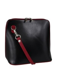 Zwarte leren tas met een rechthoekige vorm, rode accenten en een afneembare schouderriem. Voorzien van een metalen rits en stikseldetails.