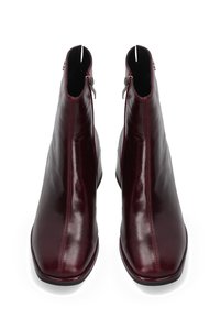 Bordowe skórzane botki za kostkę z gładkim wykończeniem, bocznymi zamkami błyskawicznymi i elegancką, zwężającą się sylwetką. Szerokie kwadratowe noski i minimalne detale haftu.