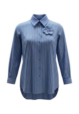 Camisa azul de manga larga con botones, rayas verticales blancas y azul marino, cuello puntiagudo, dobladillo desigual y flor decorativa de tela en el lado izquierdo del pecho.
