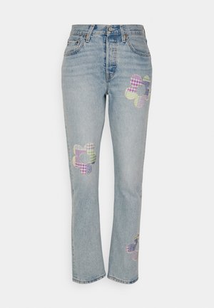 Gaiši zili džinsi ar taisnu kāju griezumu, uz kuriem priekšpusē ir trīs daudzkrāsainu apšuvumu ziedu dizaini.