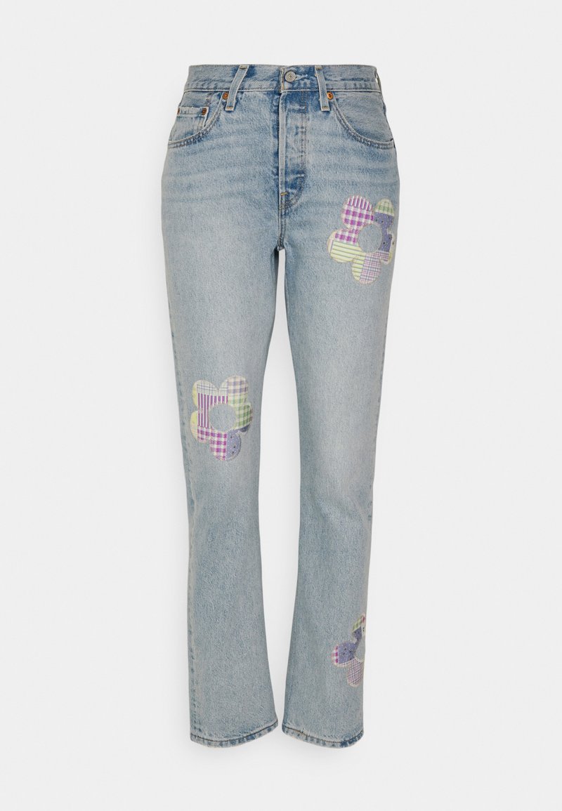 Vaqueros azul claro con corte recto, que presentan tres diseños de flores patchwork multicolores en el frontal.