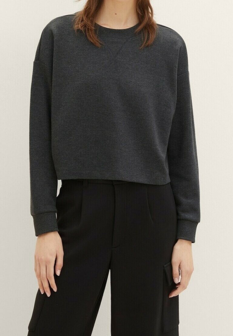 Sudadera negra de mezcla de algodón, corta, con cuello redondo, mangas largas y puños acanalados. Textura suave y corte relajado.
