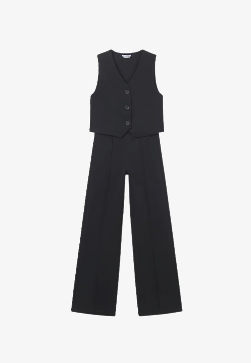 Gilet nero su misura con tre bottoni, abbinato a pantaloni neri a gamba larga. Tessuto liscio e linee pulite per una silhouette strutturata.