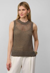 Bruine mouwloze gebreide top met een gemêleerd open weefpatroon, ronde halslijn en een geribbelde zoom, gecombineerd met crèmekleurige broek.