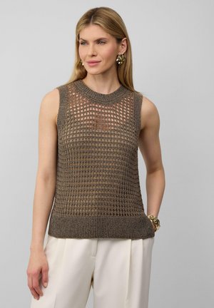 Bruine mouwloze gebreide top met een gemêleerd open weefpatroon, ronde halslijn en een geribbelde zoom, gecombineerd met crèmekleurige broek.
