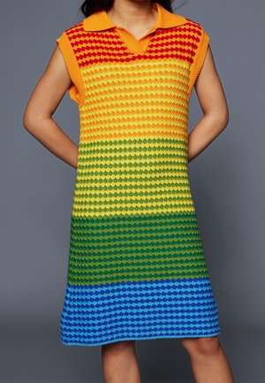 Ærmeløs strikket kjole med en bred krave med vandrette striber i rød, orange, gul, grøn og blå gradient.