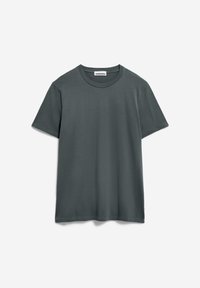 Grijze kortlopende t-shirt van zacht stof. Heeft een ronde halslijn en een relaxte pasvorm. Geen zichtbare patronen of versieringen.