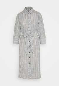 Gestreiftes Button-Down-Kleid in Hellgrau und Weiß. Verfügt über einen Kragen, Dreiviertelärmel, einen Gürtel in der Taille und schwarze Knöpfe. Flache, glatte Textur.