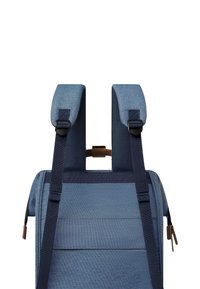 Blauwe stoffen rugzak met verstelbare gewatteerde schouderbanden, een versterkt handvat aan de bovenkant en een gestructureerde afwerking. Bevat een eenvoudig, georganiseerd ontwerp.