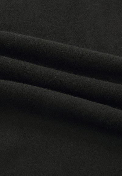 Melna vilnas auduma ar mīkstu, smalku tekstūru, kurā redzami izciļņi un krokas. Virsma ir viendabīga un tai trūkst izteiktu rakstu vai akcentu.