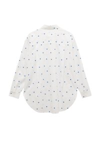 Hvid langærmet skjorte med et gentaget blåt blomstermønster, knaplukning foran, krave og buet kanten.