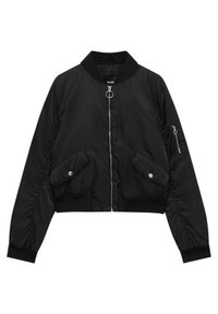 Chaqueta bomber negra recortada con cremallera frontal, cuello de canalé, dos bolsillos laterales y un bolsillo con cremallera en la manga. Material de nailon suave.