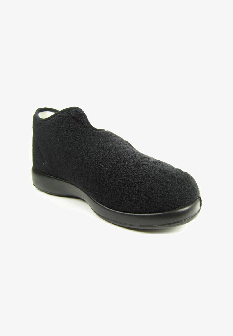Chausson noir sans lacets, fabriqué en tissu doux avec un embout arrondi et une semelle noire flexible. Pas de fermetures ; design supérieur sans couture.