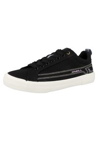 Schwarze Leinensneaker mit weißer Gummisohle und Zehenkappe, ausgestattet mit weißen Steppnähten und geprägtem Branding an der Seite.