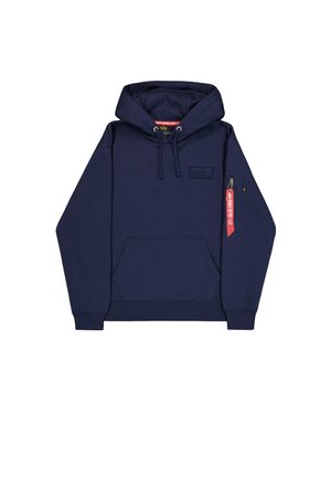 Felpa blu navy con tasca frontale tipo kangaroo, cappuccio con cordino, patch logo sul petto e tasca con zip sulla manica con etichetta rossa "Remove Before Flight".