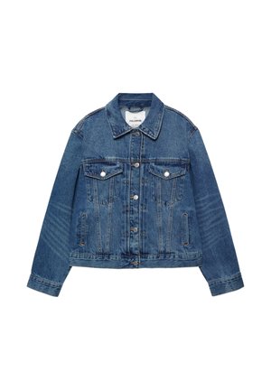 Giacca di jeans blu con chiusura frontale a bottoni, due tasche sul petto con pattina e bottoni, e tasche laterali a fessura, distesa con le maniche estese.