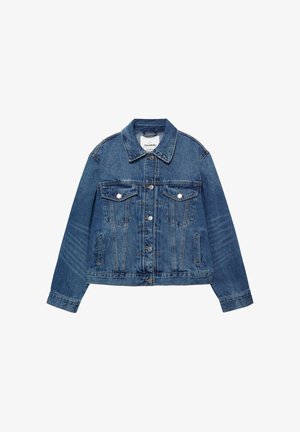 Giacca di jeans blu con chiusura frontale a bottoni, due tasche sul petto con pattina e bottoni, e tasche laterali a fessura, distesa con le maniche estese.