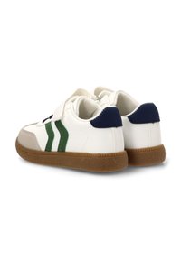 Zapatillas blancas con acentos en verde y azul marino, con un upper de cuero suave, suela de goma y un diseño de punta redondeada.
