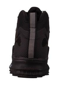 Czarne trampki widziane z tyłu, z teksturowanym materiałem, wyściełanym kołnierzem i odblaskowym uchwytem biegnącym wzdłuż pięty.