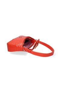 Borsa a mano rossa con effetto coccodrillo, dal design strutturato, con accessori in oro, chiusura con zip e una sola tracolla regolabile, che rivela un interno rosa.