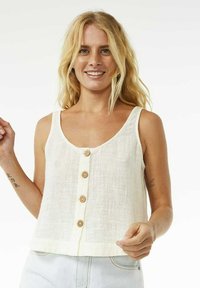Top sin mangas de lino blanco con escote redondo, que presenta una parte delantera con botones de madera y un corte holgado. Textura suave.