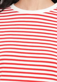 Κόκκινη και λευκή ριγέ μπλούζα με κοντά μανίκια, ριμπ λαιμόκοψη, απαλό βαμβακερό υλικό, ομοιόμορφες ρίγες, χωρίς ορατά μοτίβα ή διακοσμήσεις.