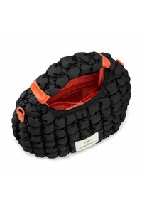 Borsa nera a forma di cuscino con dettagli arancioni, dalla forma arrotondata, realizzata in tessuto testurizzato, con chiusura con cerniera e una targa con il logo sul lato.