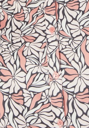 Een gedessineerde stof met grote bloemmotieven in tinten van roze, wit en zwart, met een rij kleine roze knopen in het midden.